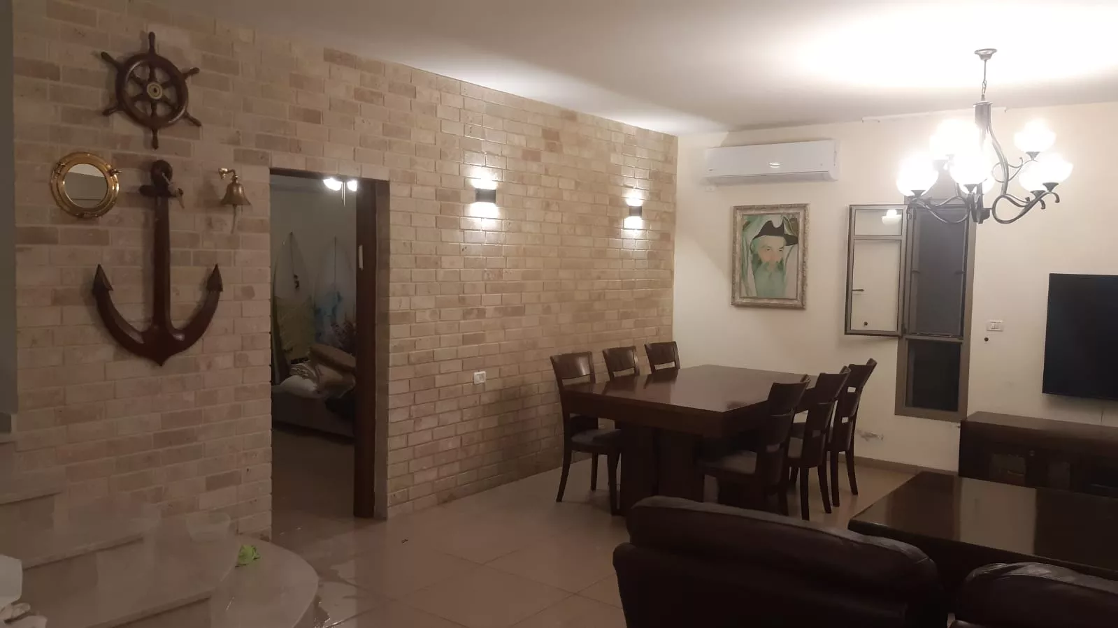קיר בריקים ומדרגות שיש