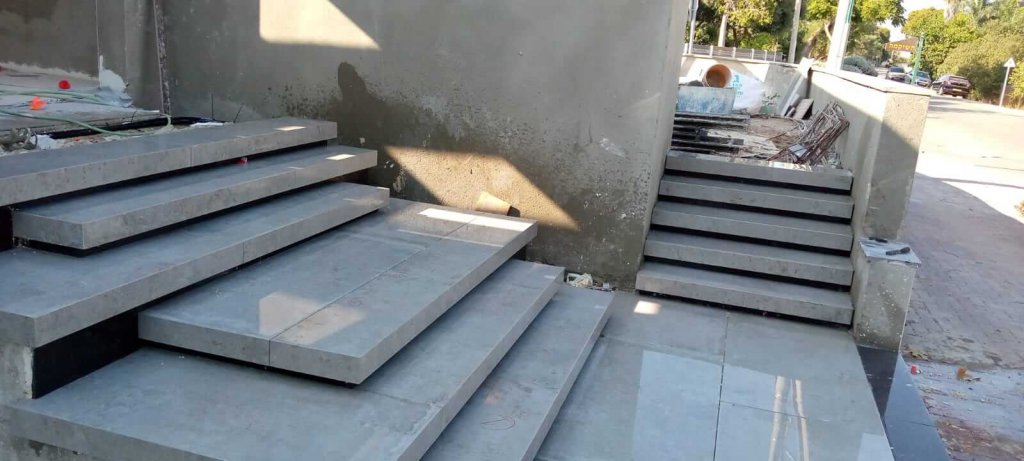 פרויקט תכנון ובנייה של מדרגות פורצלן מרחפות בכפר הנגיד - כרמל קרמיקה