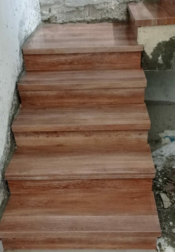 מדרגות פורצלן דמוי עץ - כרמל קרמיקה