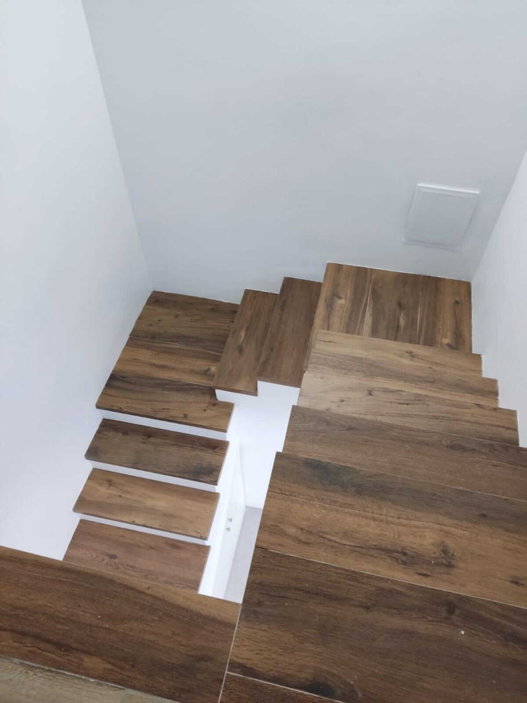 פרויקט תכנון והתקנה של מדרגות פורצלן בבית מדהים בחיפה - כרמל קרמיקה