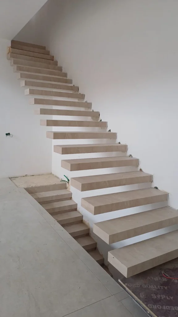 פרויקט התקנת מדרגות מפורצלן
