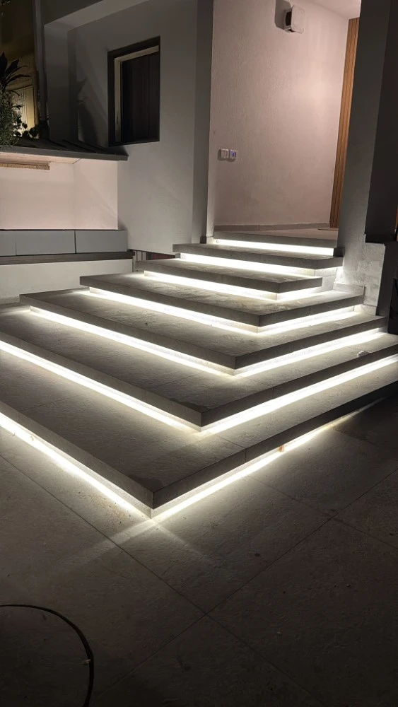 פרויקט התקנת מדרגות חוץ מפורצלן
