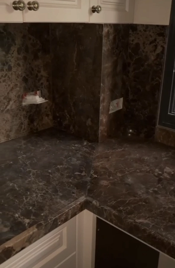 התקנת שיש טבעי מרון אמפרדור בחיפה