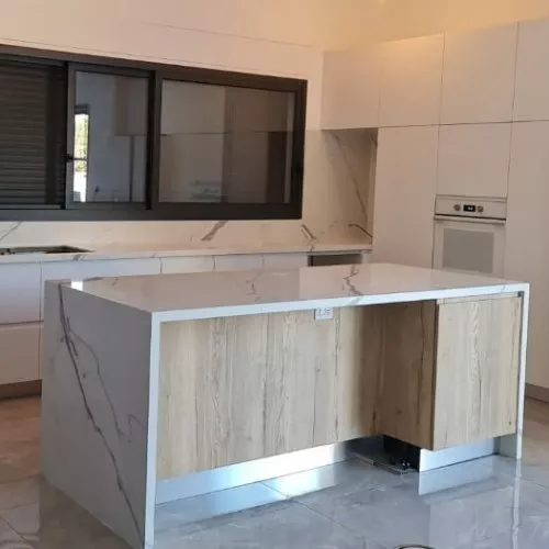 פרויקט פורצלן איטלקי משטח חיפוי קיר ואח עם רגל יורדת בשומרה - כרמל קרמיקה