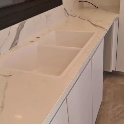 פרויקט פורצלן איטלקי משטח חיפוי קיר ואח עם רגל יורדת בשומרה - כרמל קרמיקה